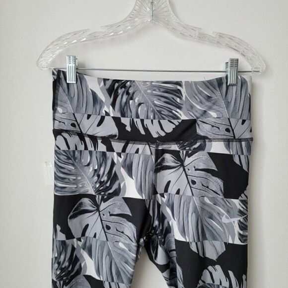 NIKE Fast Women's Palms Print Black  Crop Running TightsSize Large - Picture 11 of 15